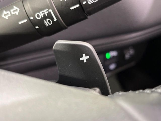 【パドルシフト】ハンドルから手を離さずに素早くシフトアップ＆ダウンができるので、エンジンブレーキを使う下り坂や高速道路の合流で加速したい場面で役立ちます。
