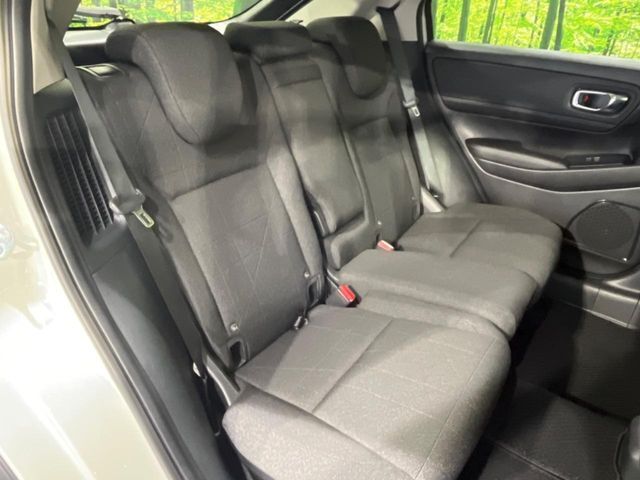 後部座席も気になるようなキズ・汚れやへたり等、大きなダメージはなく、良好な状態です。