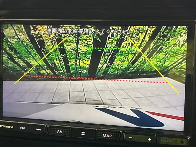 【バックカメラ】駐車時に後方がリアルタイム映像で確認できます。大型商業施設や立体駐車場での駐車時や、夜間のバック時に大活躍！運転スキルに関わらず、今や必須となった装備のひとつです！