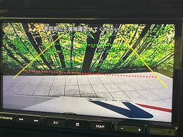 【バックカメラ】駐車時に後方がリアルタイム映像で確認できます。大型商業施設や立体駐車場での駐車時や、夜間のバック時に大活躍！運転スキルに関わらず、今や必須となった装備のひとつです！