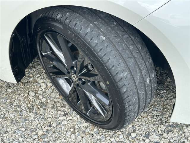 ダークメタリック塗装の純正17インチアルミホイールを装着。タイヤの残り溝は半分弱です。