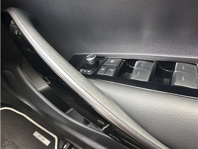 運転席インサイドドアハンドルにキズがあります。