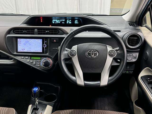 センターメーターです。メーターがセンターに有ると運転時、メーターへの視線移動が少なく済むので見易いですよ。