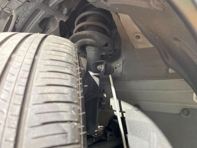 お車を安心してお乗りいただく為には、足回りの定期点検が欠かせません。サービスサポート（有償保証）では無料点検もご提供しており、安心のカーライフをお過ごしいただけるサポート体制が整っています。