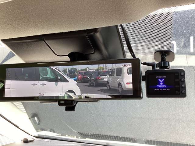 後席の同乗者・荷物などで遮られがちな後方視界をスマートルームミラーで確保！車両後方カメラ映像をルームミラーに映し出すこ