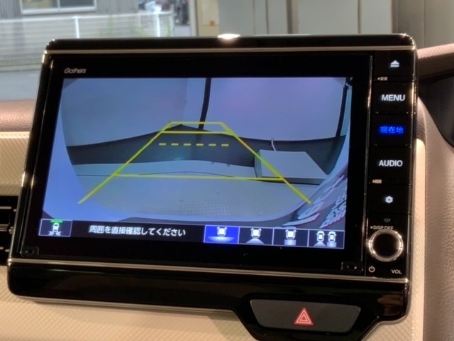 リバースギアに入れるだけで後方の表示へ切り替わります。夜間や雨の日の駐車も楽になりますよ。