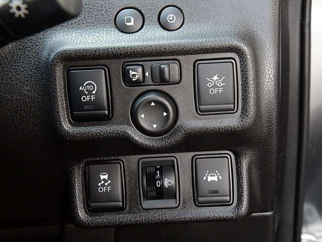 運転席右側にはエマージェンシーブレーキ、VDC、LDW(車線逸脱警報）等の操作スイッチが有ります。