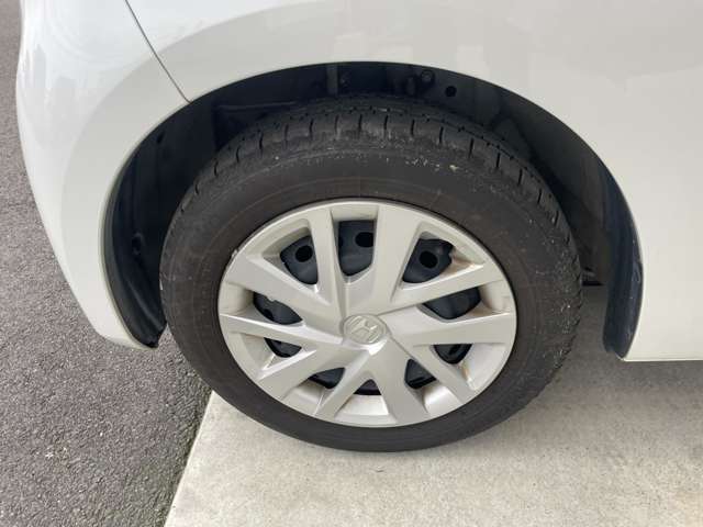 タイヤの状態によっては、燃費や走行状態に影響を及ぼす可能性がございます。当店ではタイヤ、ホイールの状態もしっかり行っております。