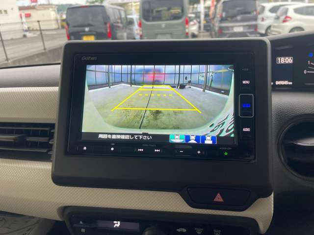 カーナビ付きです。カーナビの機能や保証につきましては、担当スタッフまでお尋ねください。