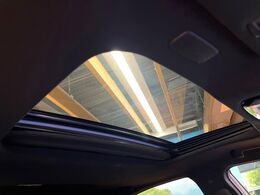 【サンルーフ】ボタンひとつで開閉可能！開放感たっぷりのサンルーフが装着されています！車内に明かりを取り入れたり景色を楽しむ以外にも、よどみがちな車内の空気も簡単に換気できて快適です！