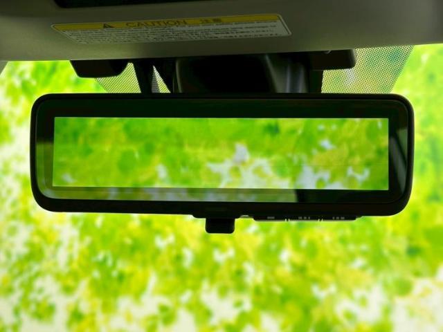 WECARSの展示場では実際に見て、触ってお車をお選びいただけます！知識の豊富な営業スタッフが様々なカーライフをご提案いたします！