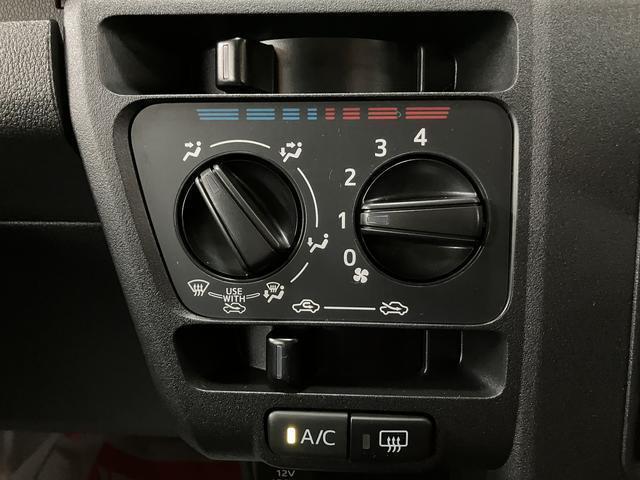 R7年式の届出済み未使用車のハイゼットカーゴ入荷しました♪キーレスやオーバーヘッドシェルフ、前席パワーウィンドウにリヤスモークガラス等装備充実グレードのデラックスです☆