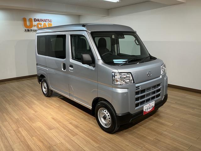 R7年式の届出済み未使用車のハイゼットカーゴ入荷しました♪キーレスやオーバーヘッドシェルフ、前席パワーウィンドウにリヤスモークガラス等装備充実グレードのデラックスです☆