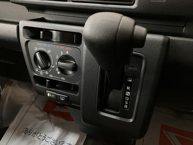 R7年式の届出済み未使用車のハイゼットカーゴ入荷しました♪キーレスやオーバーヘッドシェルフ、前席パワーウィンドウにリヤスモークガラス等装備充実グレードのデラックスです☆