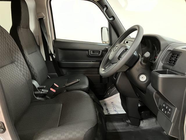 R7年式の届出済み未使用車のハイゼットカーゴ入荷しました♪キーレスやオーバーヘッドシェルフ、前席パワーウィンドウにリヤスモークガラス等装備充実グレードのデラックスです☆