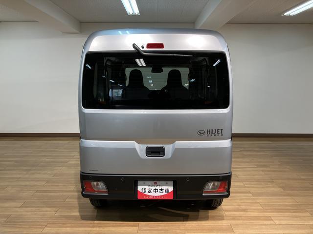 R7年式の届出済み未使用車のハイゼットカーゴ入荷しました♪キーレスやオーバーヘッドシェルフ、前席パワーウィンドウにリヤスモークガラス等装備充実グレードのデラックスです☆