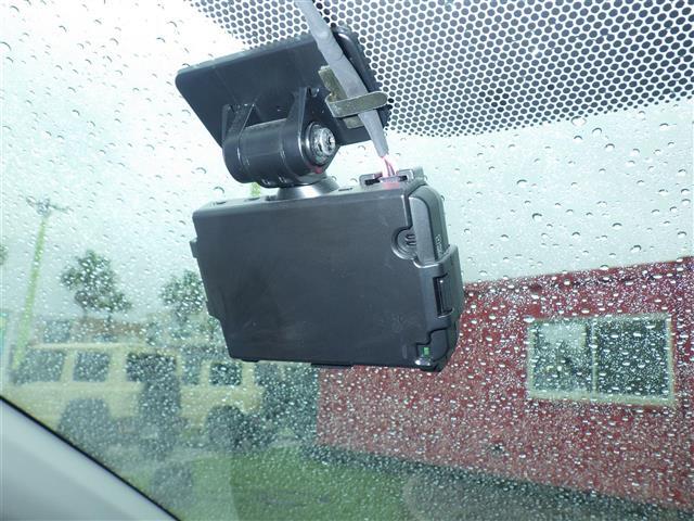 【ドライブレコーダー】映像・音声などの運転中の記録を残します。事故などを起こした起こされた時の証拠になりえますので、もしも時でも安心ですね。