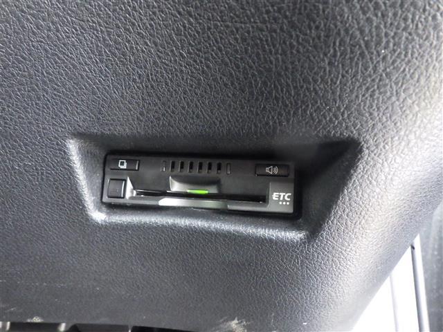 【ETC】有料道路を利用する際に料金所で停止することなく通過できる、ETC車載器（ノンストップ自動料金収受システム機器）が装備されています。セットアップを行うことで利用可能になります。