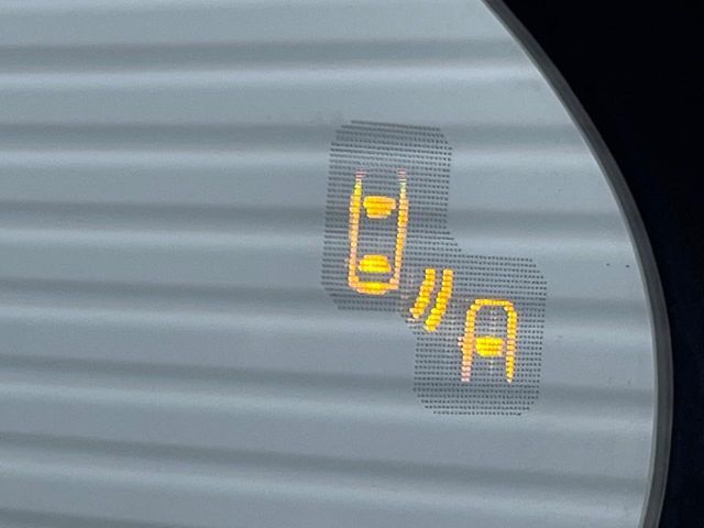 【ブラインドスポットモニタリング】走行中、ドアミラーの死角になりやすい箇所に後続車が接近するとサイドミラー付近に警告を表示、ドライバーに注意喚起をしてくれます。