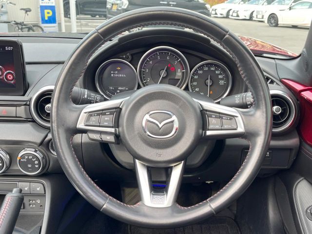 【純正革巻きステアリング】上質な革を使用することで、手にしっかり馴染みとても運転しやすいハンドルです♪