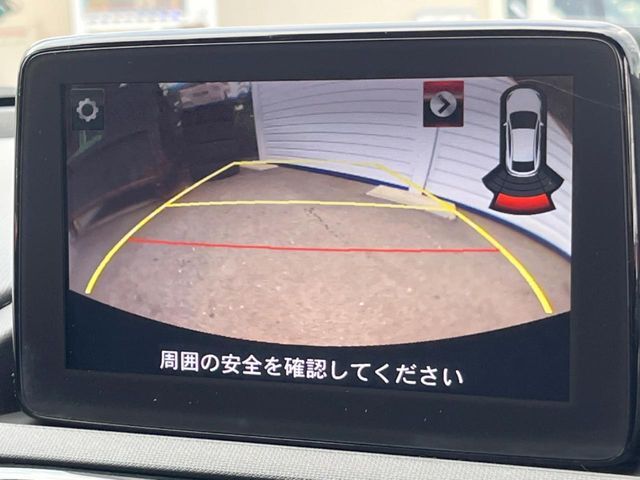 【バックカメラ】駐車時に後方がリアルタイム映像で確認できます。大型商業施設や立体駐車場での駐車時や、夜間のバック時に大活躍！運転スキルに関わらず、今や必須となった装備のひとつです！