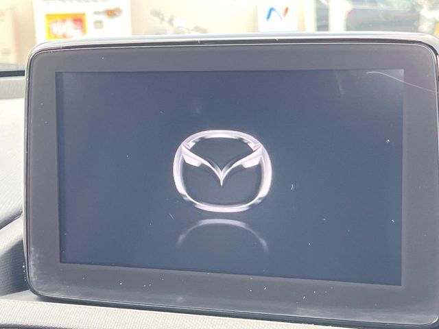 【マツダコネクトナビ】車内の雰囲気にマッチした一体型タイプのナビ。各種車輌設定やBluetooth再生等、様々な機能が楽しめます。直感的なダイヤル操作が可能で、使い勝手も良好です。