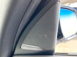 ●harman/kardonサウンドシステム：オーディオ専門メーカーが手掛けるプレミアムスピーカーを装備。多数のスピーカーから、音の粒立ちまで分かる高品質な音楽をお楽しみいただけます。