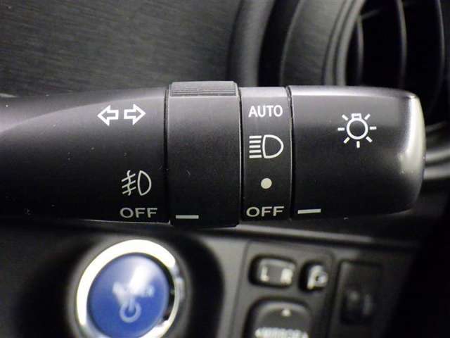 【オートライト】車外の明るさに応じて、自動的にライトの点灯・消灯をしてくれます。