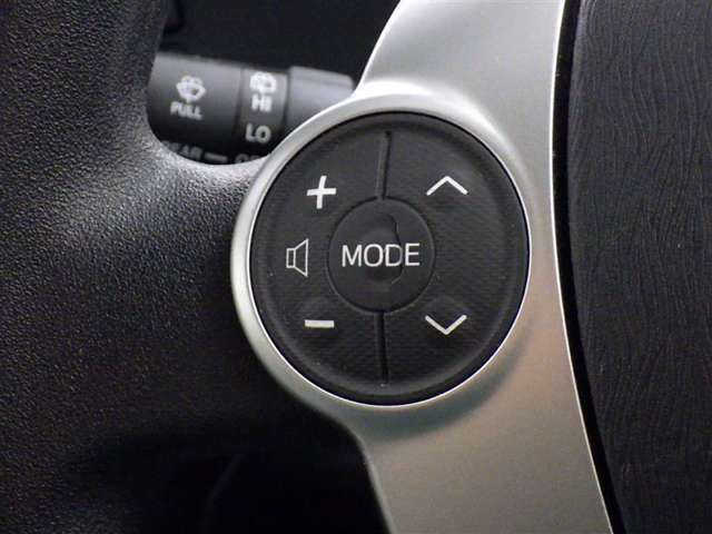 ステアリングスイッチ装備！運転しながら手元でオーディオの操作などができます。