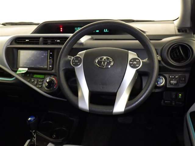 運転の際、常に目にする部分だけにシックで飽きのこないデザインが良いですね。