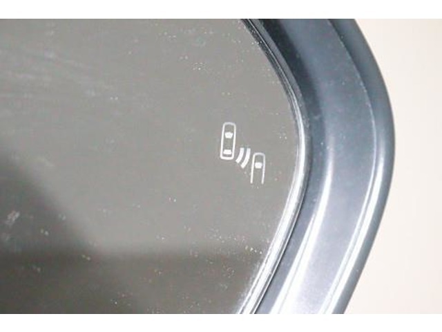 BSM（ブラインドスポットモニター）を装備！　隣の車線を走る車両が死角エリアに入ると、ドアミラーのインジケーターが光ってお知らせ。