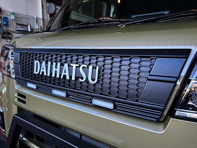 DAIHATSUロゴが入ったLEDマーカー付きのブラックグリルをインストールしております。レトロ感ワイルド感がアップしております。