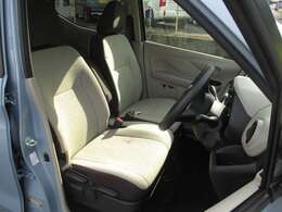 大きなベンチシートで足元もヒロビロ■大型シートで座り心地は快適♪中央にはアームレストが付いてゆったりドライブ♪　シートヒーター（運転席＆助手席）装備(*^-^*)