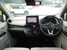 シフトレバーをダッシュパネルセンターに装備。運転席、助手席の足元すっきり！