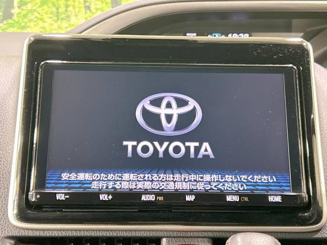 【純正9型ナビ】人気の純正ナビを装備しております。ナビの使いやすさはもちろん、オーディオ機能も充実！キャンプや旅行はもちろん、通勤や買い物など普段のドライブも楽しくなるはず♪