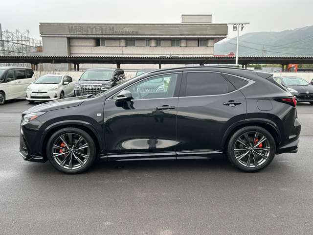 【左】お車を左から見るとこのような感じです。ヘッドライトの形や、エアロなどの装備品を確認できます。