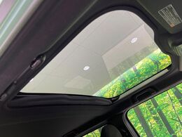 【ガラスルーフ】ガラスルーフ搭載で車内の解放感が一気にアップ！開放的なドライブをお楽しみいただけます。
