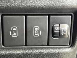 【両側パワースライドドア】スマートキーや運転席のスイッチで後席両側スライドドアの開閉が可能♪電動だから力を入れてドアを開ける必要が無く、小さなお子様でも簡単に開け閉めでき快適です♪
