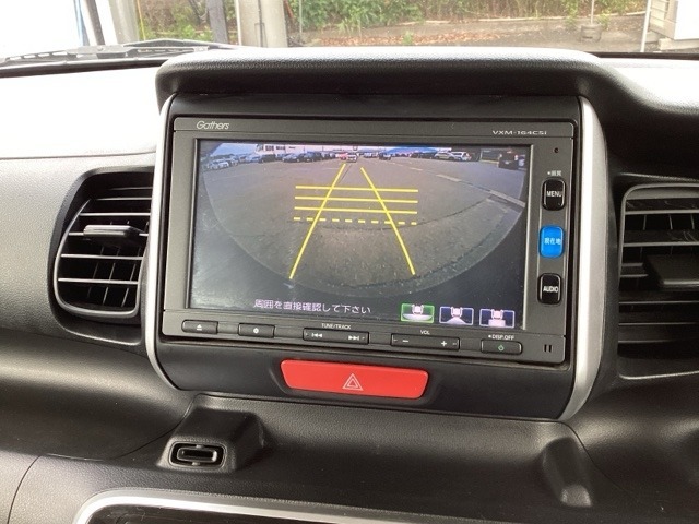 バックモニターにガイド線表示付きなので車庫入れも安心【カメラアングルは3パターンから選べます】知らない道でも安心して楽しくお出かけができます。