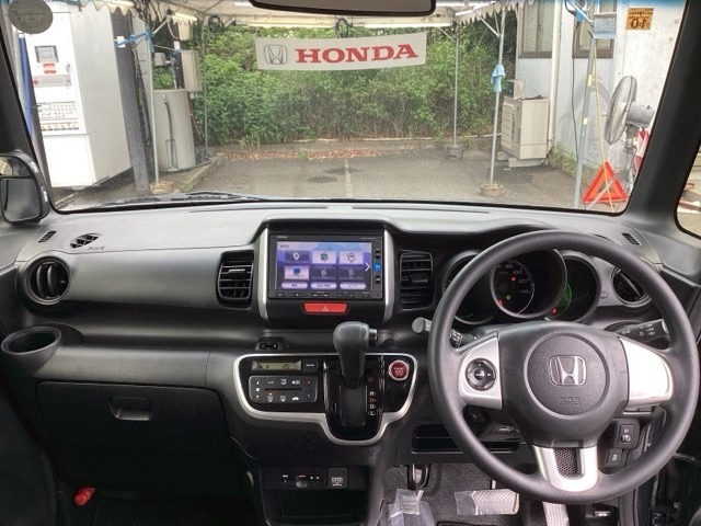 フロントガラスが大きく、ワイドな視界で運転もしやすくなるように、設計されています。