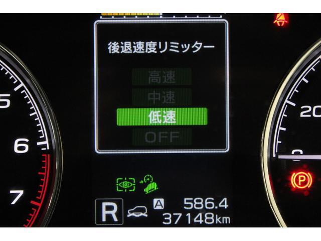後退時速度リミッター制御により踏み間違いによる急加速を抑制します。