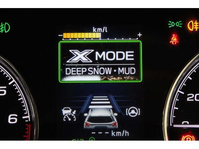 XーMODEは路面に応じてモードを選択するだけで4輪の駆動力やブレーキなどを最適にコントロール。悪路からのスムーズな脱出をサポートします。