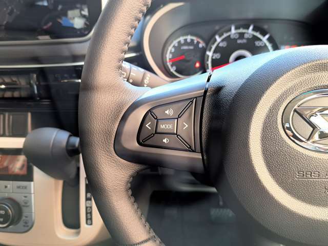 ハンドルにはオーディオの音量を調整したりモードを切り替えるステアリングリモコンがついています。運転中に目をそらすことなく左手で操作できる安全装備の一つです。