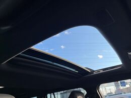 【サンルーフ】開放感たっぷりの希少装備、サンルーフが装着されています！車内に明かりを取り入れたり景色を楽しむ以外にも、車内の空気も簡単に換気できて快適です！