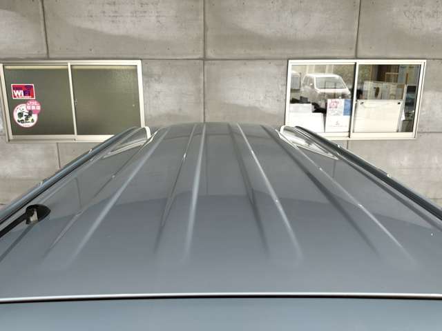 ルーフも目立つ傷、へこみ、色剥げなど無く綺麗です