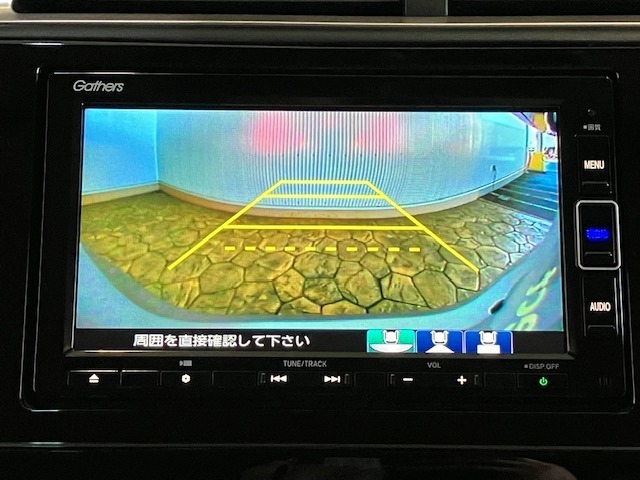 【バックカメラ】リバースにするだけで映ります、後方の安全確認や、狭い駐車場での車庫入れ、雨の日や夜間など視界の悪い時に便利です！安全にバックする為には欠かせない装備です。