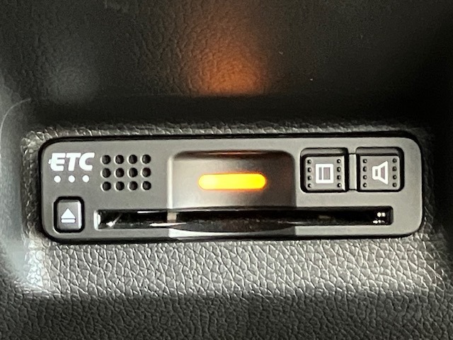 【ETC】便利なETC車載器も装備！高速道路の料金所もスムーズに通過できます。今や必須の装備ですね！お客様用にセットアップをしてのお渡しとなります！