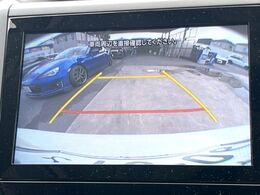 【バックカメラ】駐車時に後方がリアルタイム映像で確認できます。大型商業施設や立体駐車場での駐車時や、夜間のバック時に大活躍！運転スキルに関わらず、今や必須となった装備のひとつです！