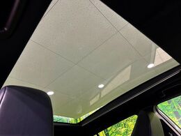 【ガラスルーフ】ガラスルーフ搭載で車内の解放感が一気にアップ！開放的なドライブをお楽しみいただけます。