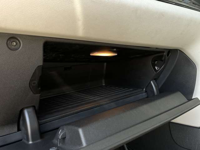 ご来場が難しいお客様でもご安心下さい、店頭在庫でしたらテレビ電話などを使いお車の詳細をご説明させて頂く事も可能でございます。当店スタッフが真心込めてご対応させて頂きます。